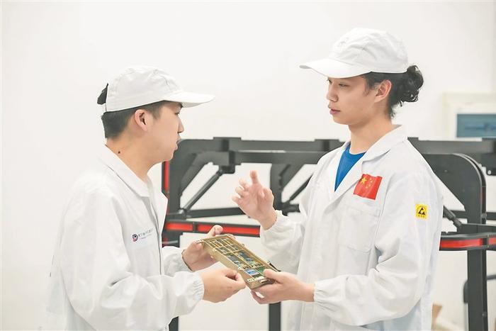 “小衛星班”學生參與小衛星創新設計項目。圖片由哈爾濱工業大學航天學院提供