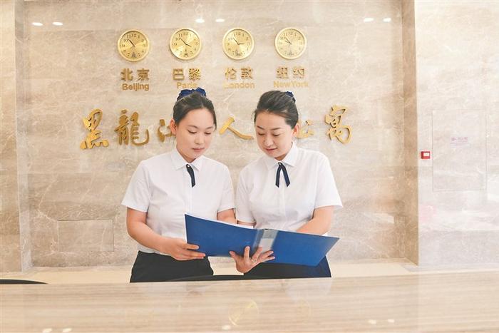 黑龍江省人才公寓一樓接待人員。本報記者 王振紅攝